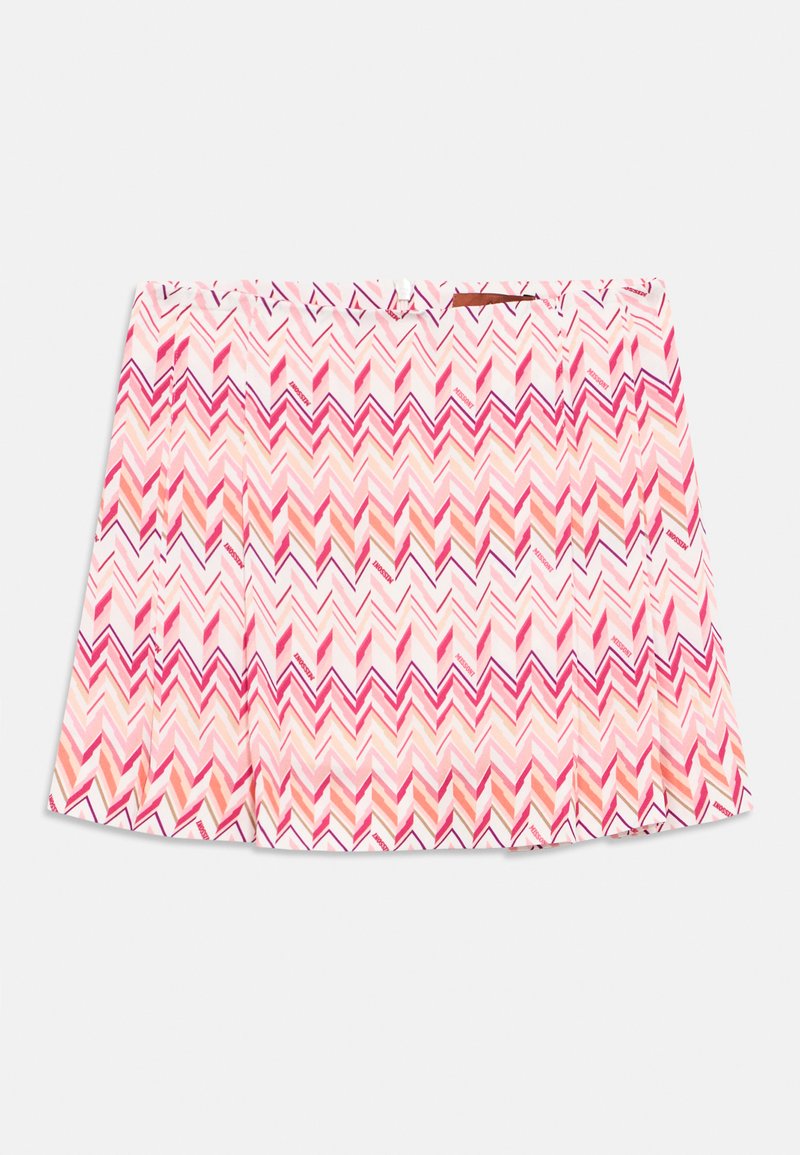 Ροζ φούστα με σχέδιο ζιγκ ζαγκ σε αποχρώσεις ροζ και κοράλλι, κατασκευασμένη από ελαφρύ ύφασμα με ανοιχτό σχήμα και πιέτες.