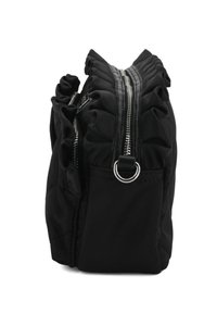 Borsa in tessuto nero morbido con bordo arricciato, dotata di chiusura con cerniera argento e un accento metallico circolare sul lato.