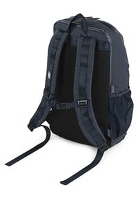 Mochila color azul marino hecha de tela duradera, con respaldo de malla acolchada, correas ajustables y bolsillos laterales de malla. Cierre con cremallera en la parte superior.