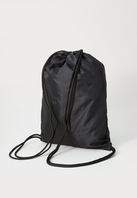 Saco preto de nylon com cordão ajustável na parte superior, alças de cordão pretas ajustáveis e uma textura suave e leve.