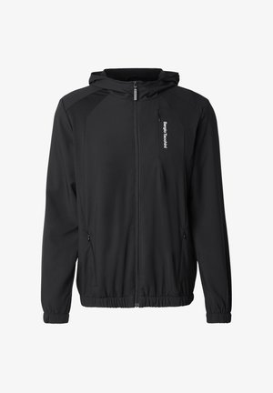 Svart hettejakke med hel glidelås, elastiske mansjetter, sidelommer, brystlomme med glidelås og "Sergio Tacchini"-logo på høyre frontside.