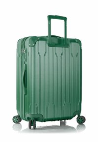 Groene harde koffer met verticale ribbels, een uitschuifbare handgreep, een zijhandgreep en vier wielen voor gemakkelijke wendbaarheid.