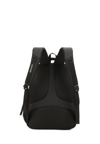 Zaino nero con tessuto a rete e spallacci imbottiti, caratterizzato da un design strutturato e fibbie regolabili. Texture liscia con uno stile minimalista.