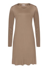Vestido marrón de manga larga fabricado en tejido suave, con escote redondo, forma suavemente acampanada y un bajo ligeramente asimétrico.