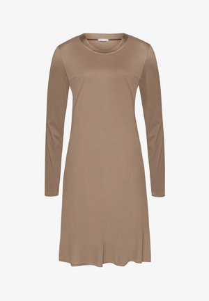 Hnědé šaty s dlouhým rukávem vyrobené z měkké tkaniny, s kulatým výstřihem, jemně rozšířeným střihem a mírně asymetrickým dolním lemem.