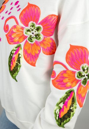 Weißes Sweatshirt mit lebhafter Blumenstickerei in Pink, Orange und Grün sowie Paillettenakzenten an Ärmeln und Körper.