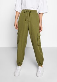 Urban Classics - LADIES VISCOSE TWILL CARGO PANTS - Housut - summerolive Pienoiskuva 1