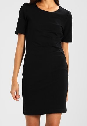 Czarna sukienka krótki rękaw, o dopasowanym kroju, z okrągłym dekoltem i gładką teksturą, sięgająca powyżej kolana, z subtelnym marszczeniem po bokach.