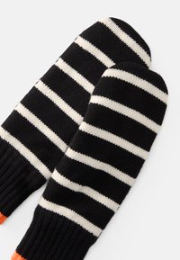 Strikkede votter med svart og hvit stripe mønster og en oransje detalj ved mansjetten. Myk tekstur og avrundet form for varme.