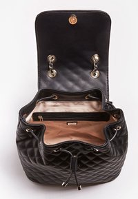 Czarna pikowana torebka typu bucket z błyszczącym wykończeniem, złotą okuciami oraz wyłożonym wnętrzem z kieszenią na zamek i logo marki.