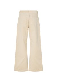 Pantaloni beige a gamba larga visti da dietro, con due tasche a pattina posteriori e passanti per cintura sulla vita.