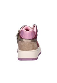 Hoge sneakers met een maroon, roze en beige suede buitenkant, een gevoerd kraag en een gestructureerde rubberen zool met een paars accent.