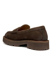 Bruine suède loafers met een gestructureerde bovenkant, een lage gestapelde zool en subtiele stikseldetails aan de voorkant. Duurzame rubberen buitenzool voor grip.