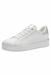 Sneaker sintetica bianca con finitura lucida, dotata di una suola piatta texturizzata, punta rotonda e lacci bianchi abbinati. Accentata da un tallone iridescente.