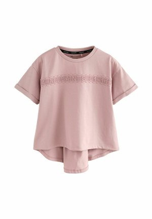 Rosa t-shirt med kort ärm, rundad halsringning och ett strukturerat logoband över bröstet. Lös passform med en böjd nederdel.