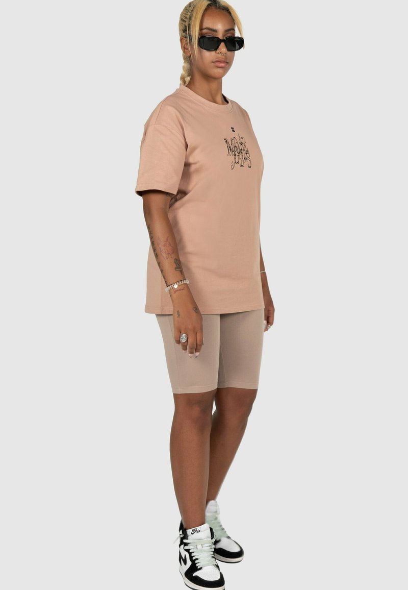 MJ Gonzales CLASSIC HEAVY OVERSIZED - T-shirt print - amber