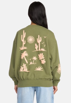 Olijfgroen sweatshirt met een textuur van een roze graphic design van cactussen, zonnen en planten op de rug. Relaxte pasvorm met geribbelde onderrand.
