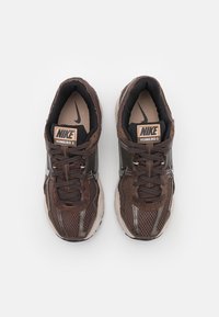 Nike Sportswear ZOOM VOMERO 5 - Sporta apavi - baroque brown/chrome/light orewood brown/hemp/black/white