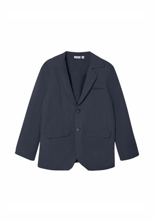 Blazer blu navy con rever a punta, due tasche frontali e chiusura a singolo bottone. Tessuto liscio con un design strutturato.