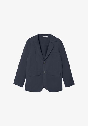 Blazer blu navy con rever a punta, due tasche frontali e chiusura a singolo bottone. Tessuto liscio con un design strutturato.