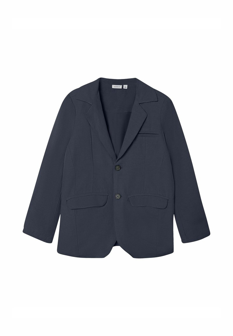 Blazer blu navy con rever a punta, due tasche frontali e chiusura a singolo bottone. Tessuto liscio con un design strutturato.