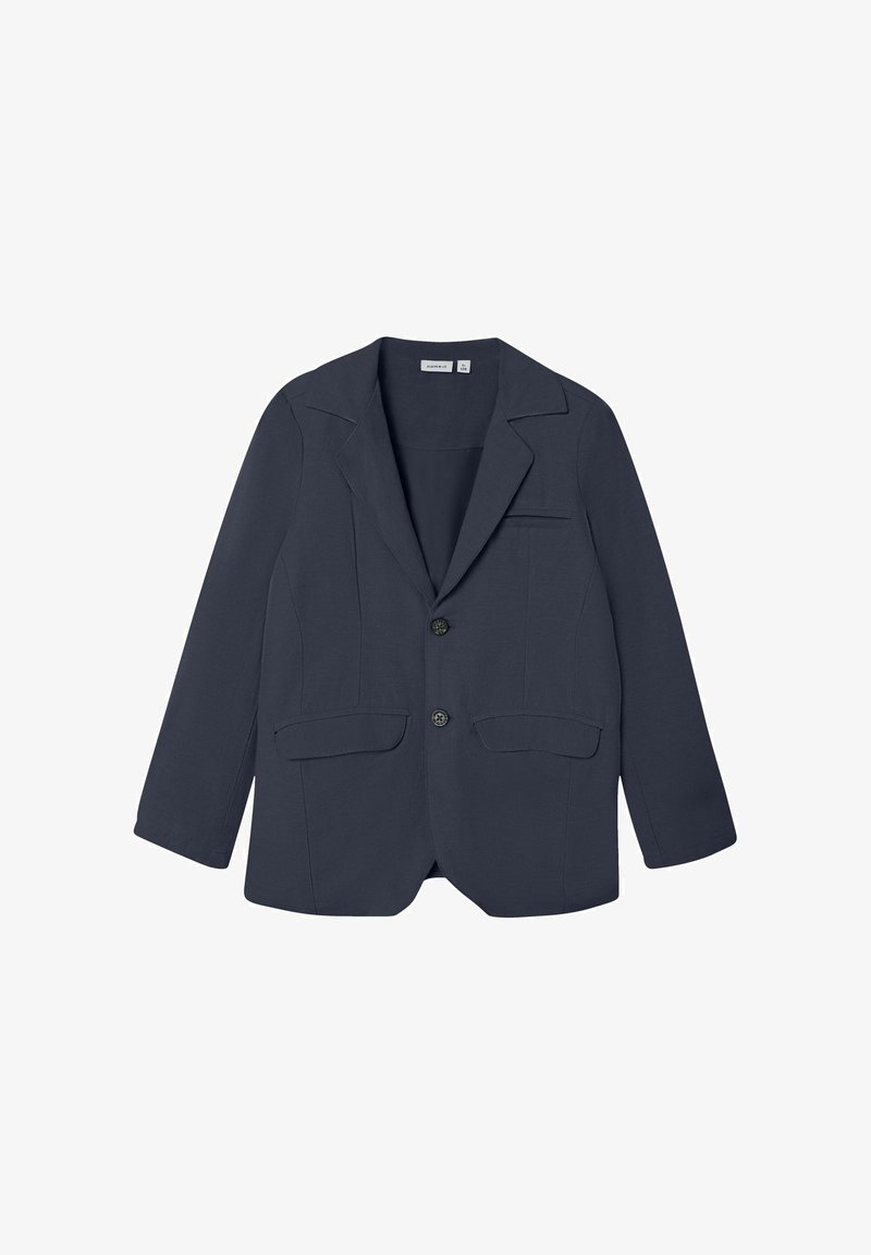 Blazer blu navy con rever a punta, due tasche frontali e chiusura a singolo bottone. Tessuto liscio con un design strutturato.