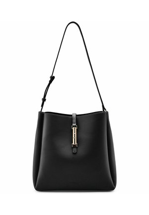 Bolso de hombro de cuero negro con correa ajustable y detalle de cierre en tono dorado en el frente, presentado sobre fondo blanco.