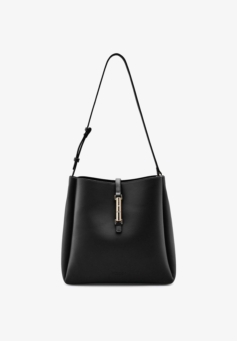 Sac à épaule en cuir noir avec sangle réglable et détail de fermoir doré sur le devant, présenté sur fond blanc.