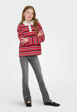 Rot-weißer gestreifter Langarm-Polohemd mit flachem Kragen, kombiniert mit grauen Jeans und schwarzen flachen Schuhen. Einfacher, lässiger Look.