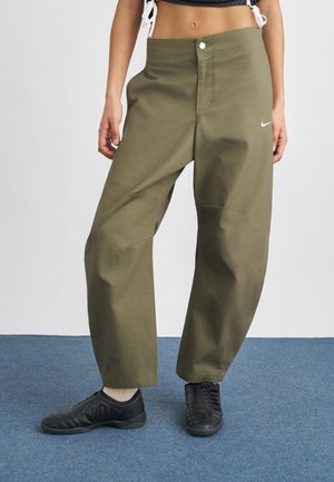 STREET BARREL PANT - Hlače - medium olive sail