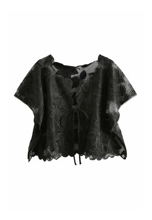 Čierna krátka čipkovaná blúzka s kvetinovou výšivkou, krátkymi rukávmi, zvlnenými okrajmi a zapínaním na mašľu vpredu.