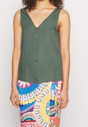 Olivengrøn ærmeløs top med dyb V-hals, med fem runde knapper ned foran. Kombineret med et farverigt mønstret skørt.