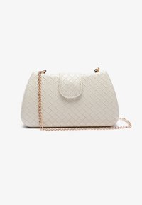 Sac à main tissé blanc de forme arrondie, doté un rabat et d'une chaîne en doré. Fabriqué en matériau synthétique lisse.