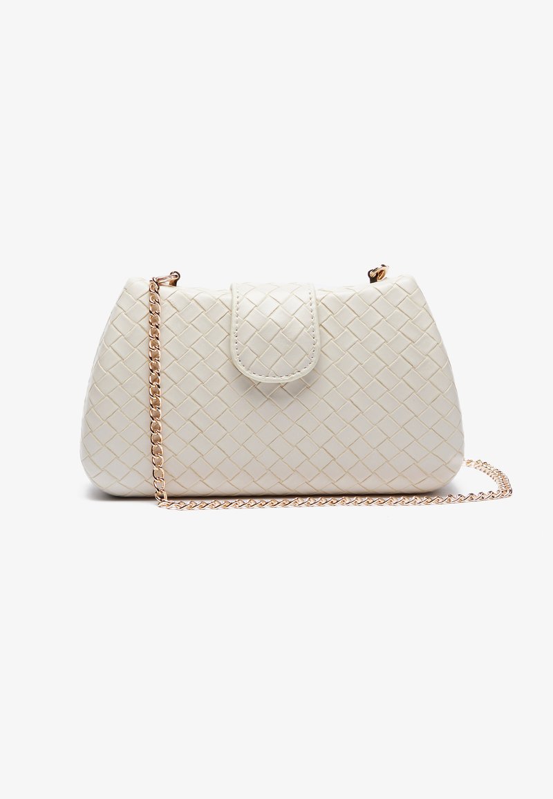 Sac à main tissé blanc de forme arrondie, doté un rabat et d'une chaîne en doré. Fabriqué en matériau synthétique lisse.