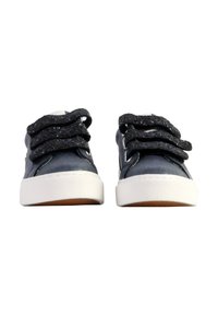 Blå lädersneakers med vita gummisulor, med tre bländande svarta kardborreband överst. Slät yta och rundad form.