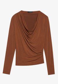 Braunes Langarmshirt mit drapiertem Schalkragen, das seitliche Raffungselemente aufweist und aus weichem, dehnbarem Stoff gefertigt ist.