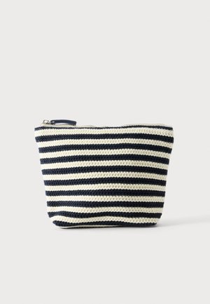 Kleines Reißverschlusstäschchen mit horizontalen schwarz-weißen Strickstreifen, flachem Boden und sichtbarem Zipper oben.
