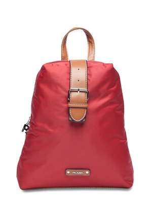 Roter Rucksack mit beigen Lederträgern und Griff, silberner Schnalle und vorderer Logo-Plakette mit der Aufschrift "PICARD".
