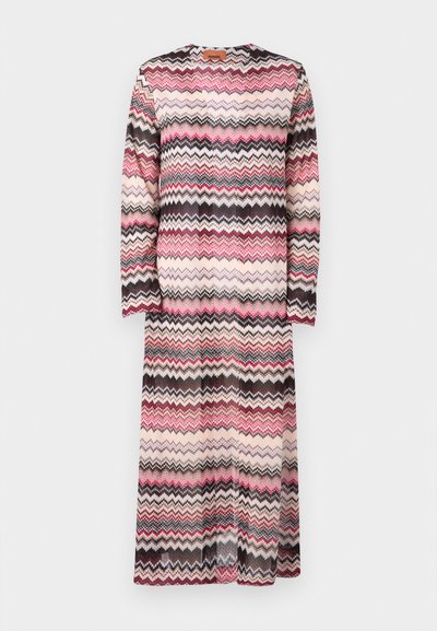 Knälång klänning i mjukt tyg med ett zigzag-mönster i rosa, beige och svart, med långa ärmar och rund halsringning.