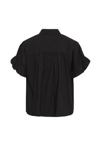 Blouse noire à manches courtes avec manches à volants, empiècement dos froncé et col pointu vue de dos sur fond blanc.