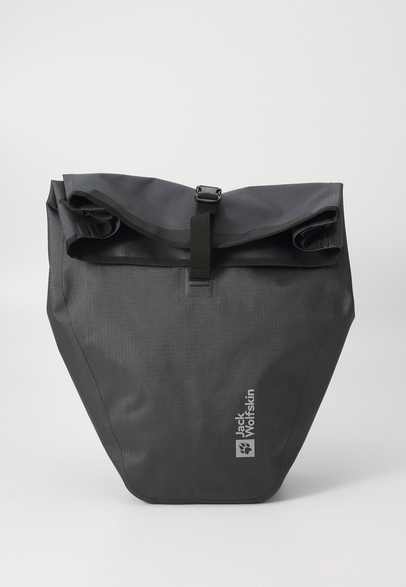 Svart rulltoppsveske laget av teksturert vanntett materiale. Har en sentral spenne og liten logo på forsiden. Minimalistisk design.