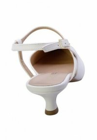 Sandal con tacco alto bianco, con una striscia stretta, punta arrotondata e finitura liscia. Caratterizzato da un piccolo tacco a blocco e una cinturino regolabile alla caviglia.