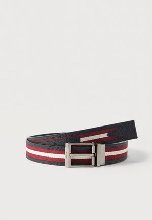 Ceinture en cuir gris foncé avec des rayures horizontales bordeaux et blanches et une boucle rectangulaire argentée, posée à plat sur fond blanc.