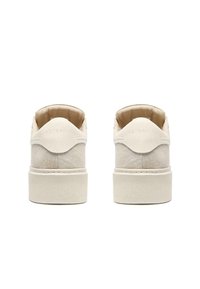 Beige Wildleder Low-Top Sneakers mit glatter Textur, verstärkten Nähten und einer flachen Gummisohle. Branding ist auf der Rückseite geprägt.