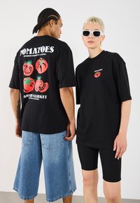 YOURTURN UNISEX - Print T-shirt - true black