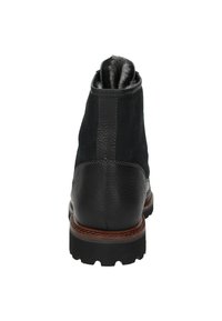 Schwarze Wildleder-Stiefeletten mit einem strukturierten Lederabsatz, ausgestattet mit einer robusten Gummisohle und einem weichen Futter, das oben sichtbar ist.