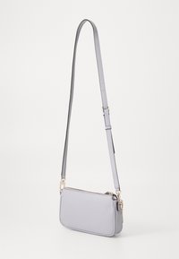 Jasnoszary crossbody bag o teksturowej powierzchni, prostokątnym kształcie, z regulowanym paskiem oraz złotymi akcentami hardware. Zamek błyskawiczny.