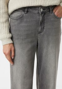 Szare spodnie jeansowe o prostym kroju. Posiadają prosty design, przednie kieszenie, szlufki na pasek oraz pojedyncze zapięcie na guzik.