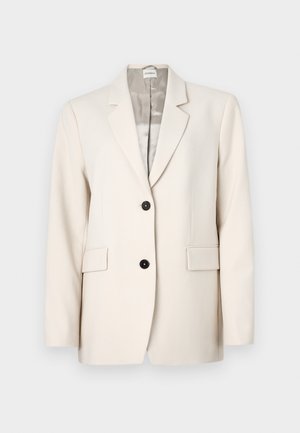Beige blazer lavet af glat stof, med klapkrave, to forlommer og to sorte knapper til lukning.
