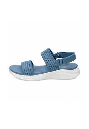 Sandalia azul claro con punta abierta, dos tiras anchas tejidas y una suela blanca acolchada, con una correa trasera ajustable.